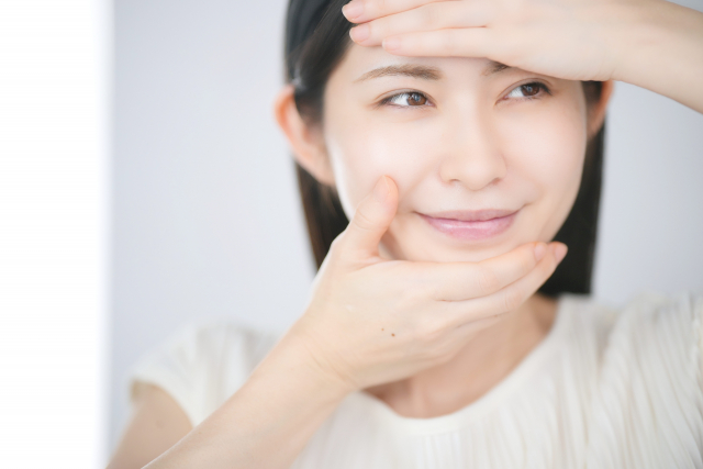 顔のマッサージをしている女性のイメージ