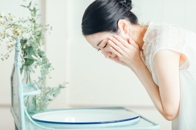 優しく洗顔をしている女性