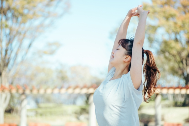天気がいい日に運動をしている女性