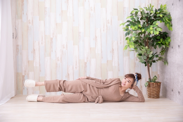 家でながらダイエットをしている女性