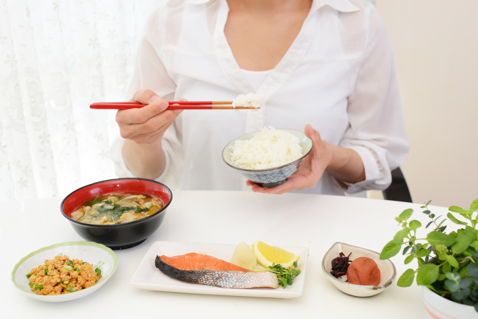 バランスの良い食事をしている女性