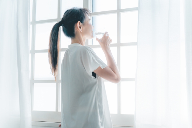 水を飲んでいる女性