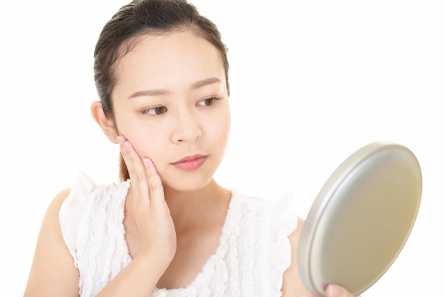 肌を気にしている女性