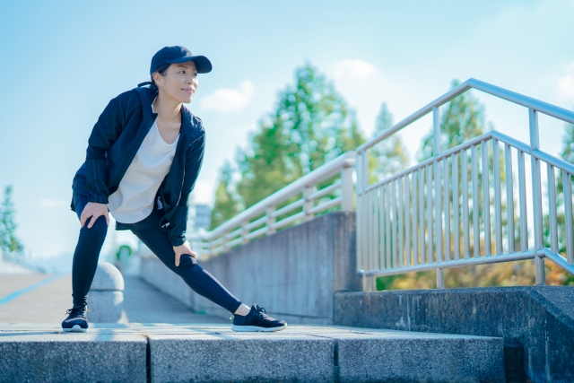 ストレッチをしている女性