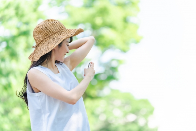ワキ汗対策をしている女性