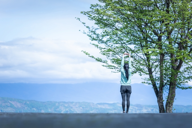 深呼吸をしている女性