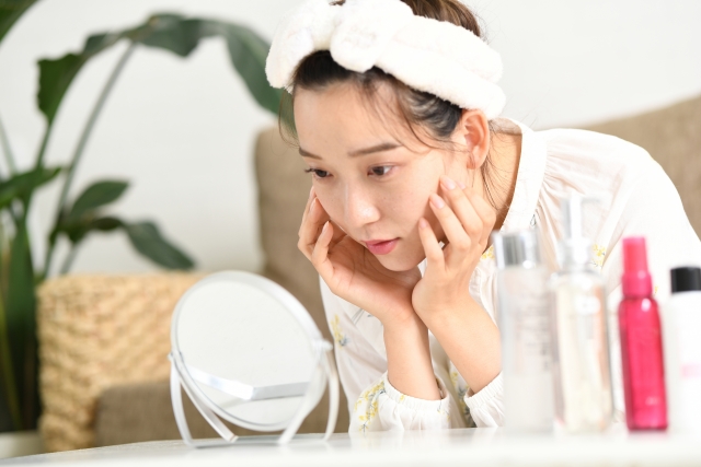 スキンケアをしている女性