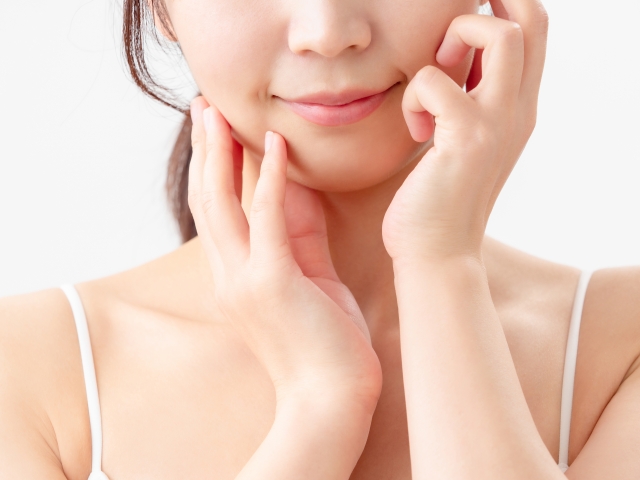 頬に手を当てている女性