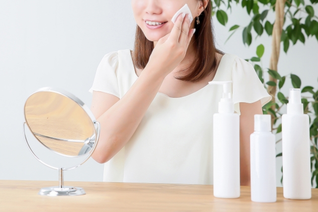 スキンケアしている女性