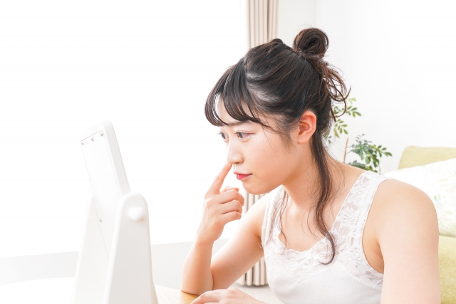 肌を気にしている女性
