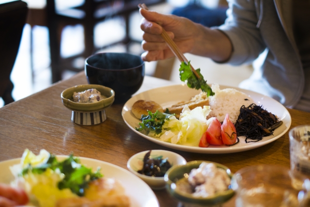 食事をしている人