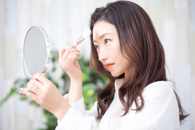 メイクで輝きをプラスしている女性