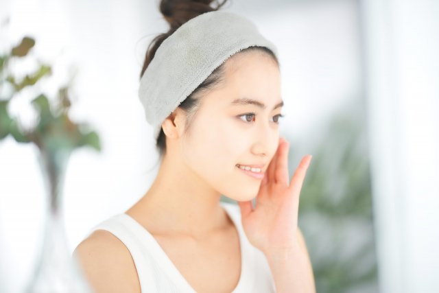 肌の様子を気にしている女性