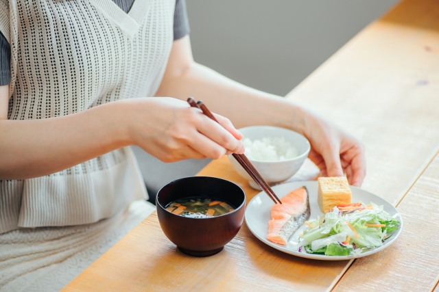 朝食を摂る女性