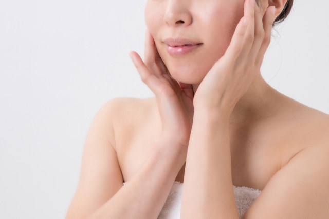 頬に手を当てながら喜ぶ女性