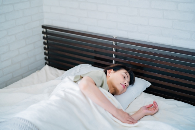 自分に合った枕でぐっすり眠る女性