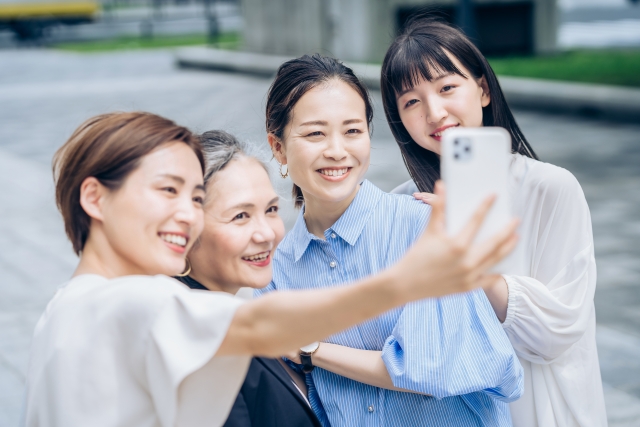 笑顔で写真を撮る女性たち