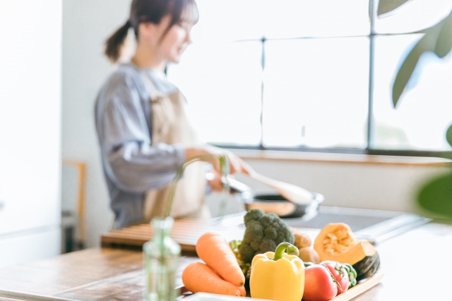 健康を意識しながら料理をする女性