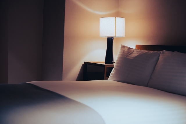 安眠できるよう、ベッドや室内灯に意識した部屋