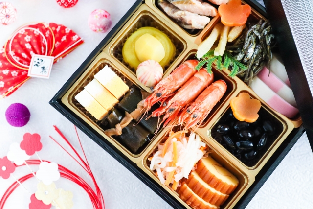 お正月を連想させる、海老や黒豆などが入ったおせちの写真