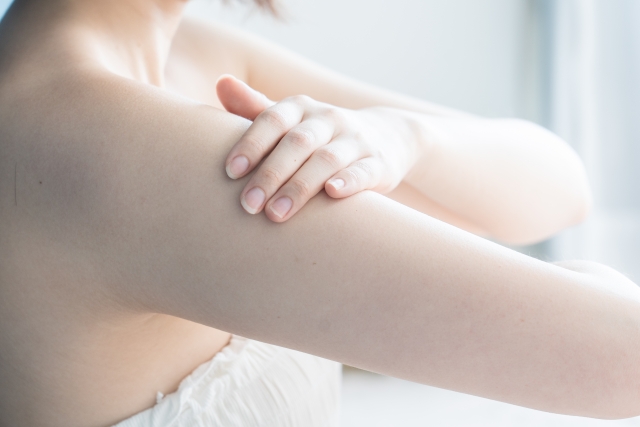 バスタイムの後に保湿力の高いクリームでしっかりとケアする女性
