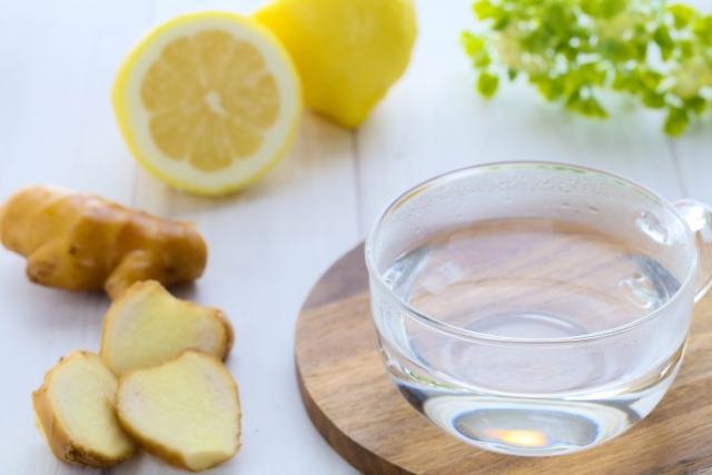 朝一杯の白湯は、自律神経の乱れ対策だけでなく、腸活にも効果的。便秘に悩んだりしている人や、肌荒れが気になる人にも打ってつけの習慣