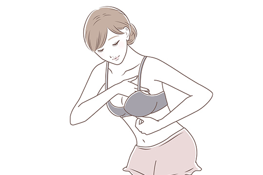 前かがみのまま、バストをカップに収めるようにブラジャーを着用する