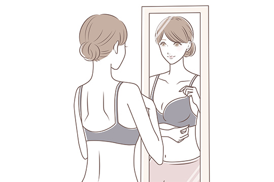 鏡で見ながら正しくブラジャーを着用してみましょう。ブラジャーを正しく着用することで、バストが正しい位置で保たれスタイルアップに繋がります。