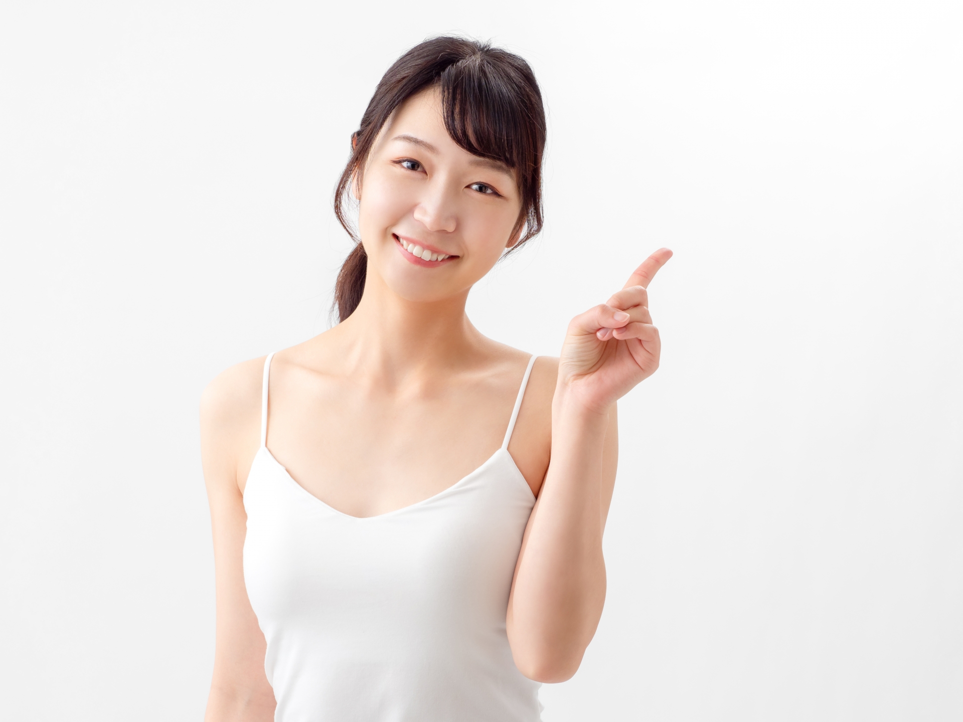 バストラインを整えるにはどうすればいいかを考える女性