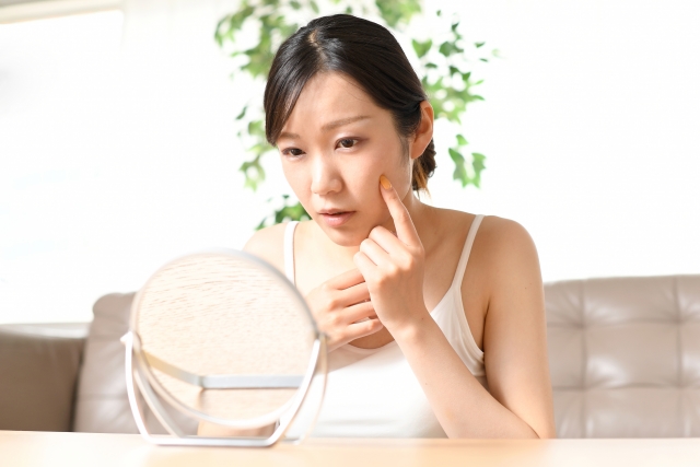 年齢とともに肌の乾燥やカサつきが気になり、鏡で気にする女性