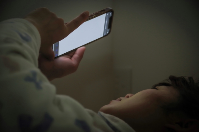 昼夜逆転や寝不足といった不規則な生活習慣が、自律神経の乱れにつながるケースもあります