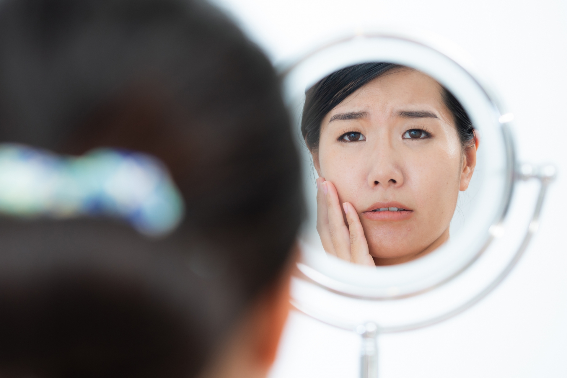 肌がくすんで悩んでいる女性の写真